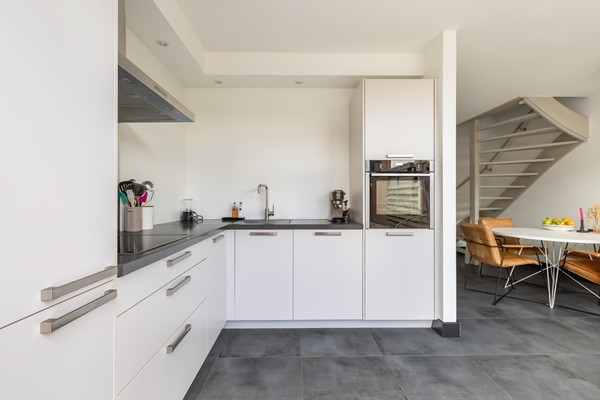 Foto - Verkocht onder voorbehoud: Instapklare tussenwoning op een rustige, autoluwe locatie!